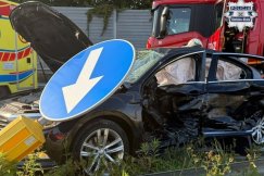 O krok od tragedii. Dostawczym autem wjechał na skrzyżowanie na czerwonym świetle - foto