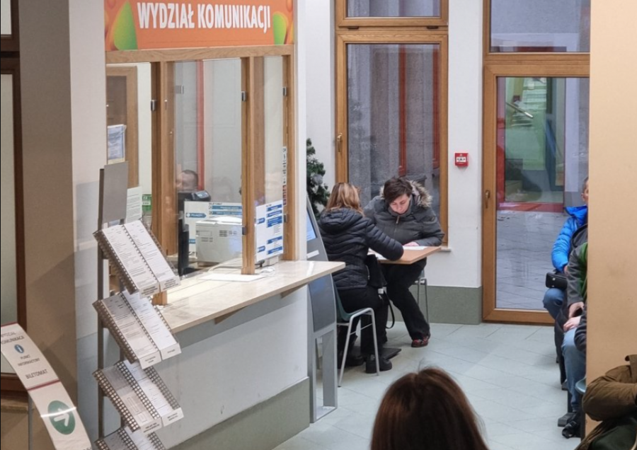 Koniec z wizytami w urzędzie. Samochód zarejestrujesz przez aplikację, a tablice dostaniesz pocztą