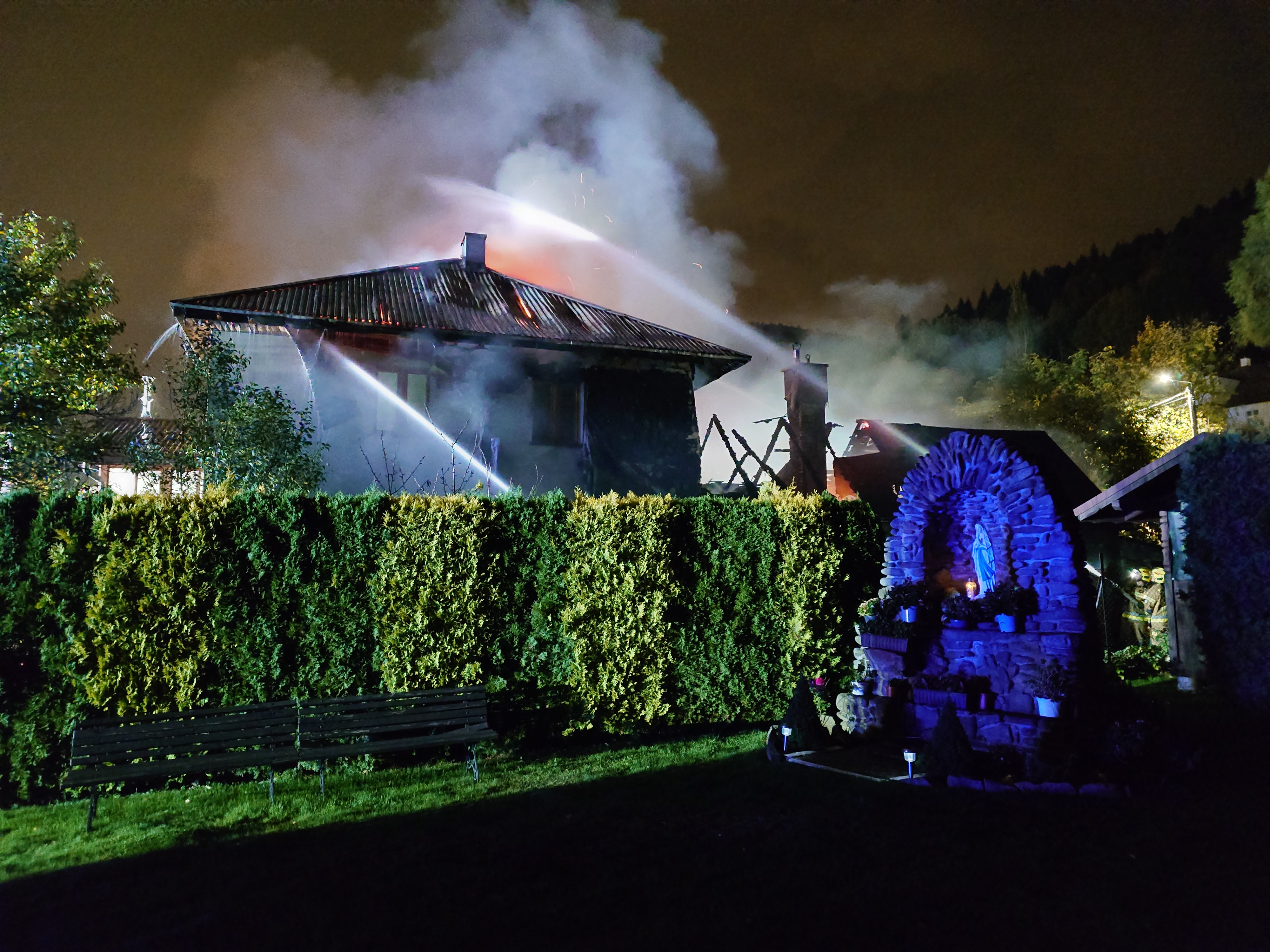Z ostatniej chwili: Potężny pożar budynku mieszkalnego. Z ogniem walczy 11 zastępów - foto