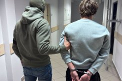 Fala głupich żartów i noże w szkołach. W całym kraju od rana zatrzymano 19 nastolatków - foto