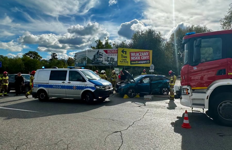 Groźne zdarzenie na wysokości centrum handlowego. Zderzyły się dwa samochody - foto