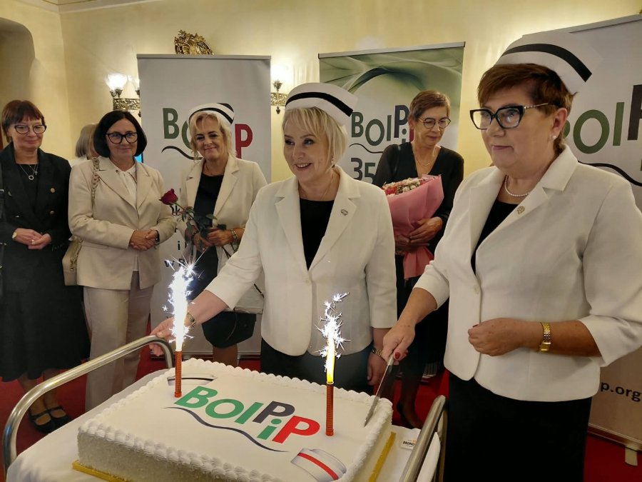 Niezastąpione na co dzień, docenione na scenie. Pielęgniarki i położne z Podbeskidzia świętują 35-lecie - foto
