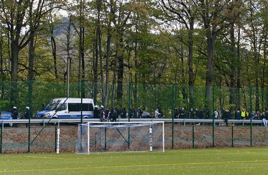 Wjechał pod sektor i robił zdjęcia kibicom. Kordon policjantów zapobiegł zadymie pod stadionem - foto