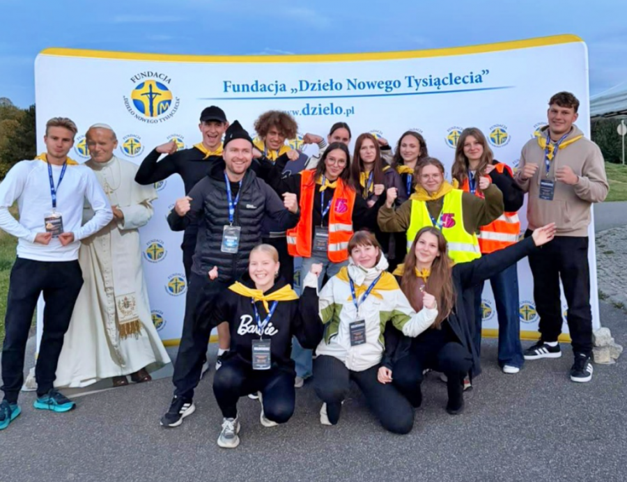 Pobiegli nocą wokół lotniska. Na starcie pojawiło się ponad 150 osób, a cel biegu porusza serca - foto