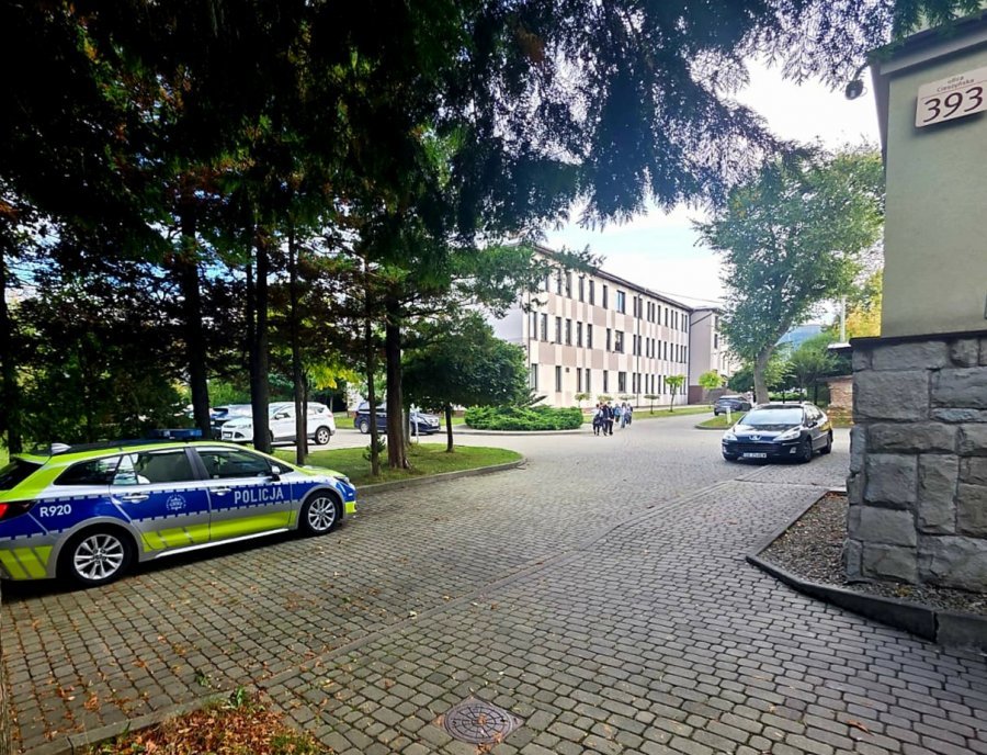 Patrole policji wracają dziś do szkół i będą tam do odwołania. Będą kontrolować plecaki - foto