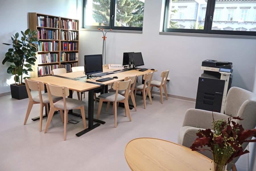 Jasne wnętrza, strefa coworkingowa i miejsce dla młodych. Tak zmieniła się Książnica - foto