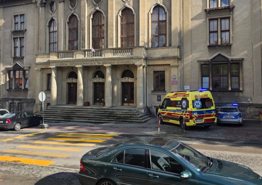 Interwencja policji i pogotowia w bielskim liceum. 15-latka przewieziona do szpitala - foto