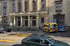 Interwencja policji i pogotowia w bielskim liceum. 15-latka przewieziona do szpitala - foto