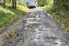 Jeżdżą po dziurach i błocie. „Czy w ponad 2-miliardowym budżecie nie ma na wywrotkę kruszywa?” - foto