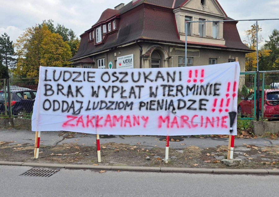 Ostre hasła na płocie przed zakładem. Pracownicy spółki czekają na zaległe wynagrodzenia - foto