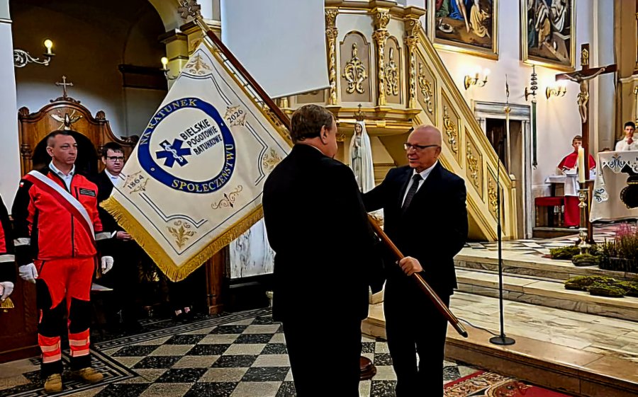 Od lat 120 ratują ludzkie życie. Otrzymali sztandar, a poświęcił go ich własny kapelan-ratownik - foto
