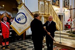 Od ponad 160 lat ratują ludzkie życie. Otrzymali sztandar, a poświęcił go ich własny kapelan-ratownik - foto