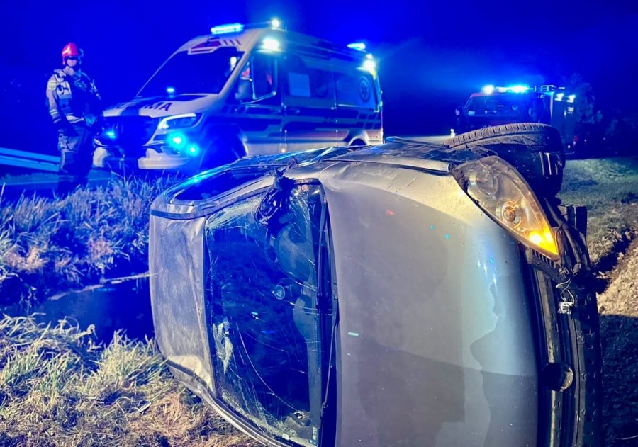 Wypadł z jezdni i wylądował na boku. 18-letni kierujący i 16-letnia pasażerka trafili do szpitala - foto