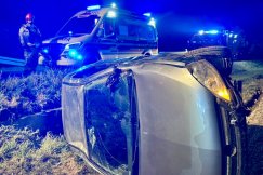 Wypadł z jezdni i wylądował na boku. 18-letni kierujący i 16-letnia pasażerka trafili do szpitala - foto