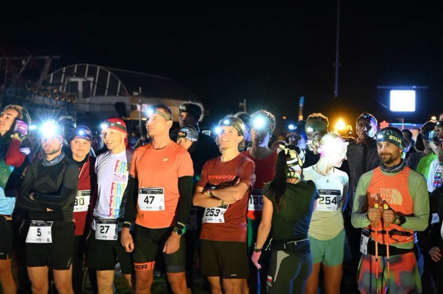 Nocne bieganie pod Dębowcem. Na starcie stanęło prawie 200 uczestników sportowej imprezy - foto