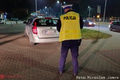 58-latka spowodowała kolizję... w trakcie policyjnej kontroli trzeźwości. Sprawczyni była pijana - foto