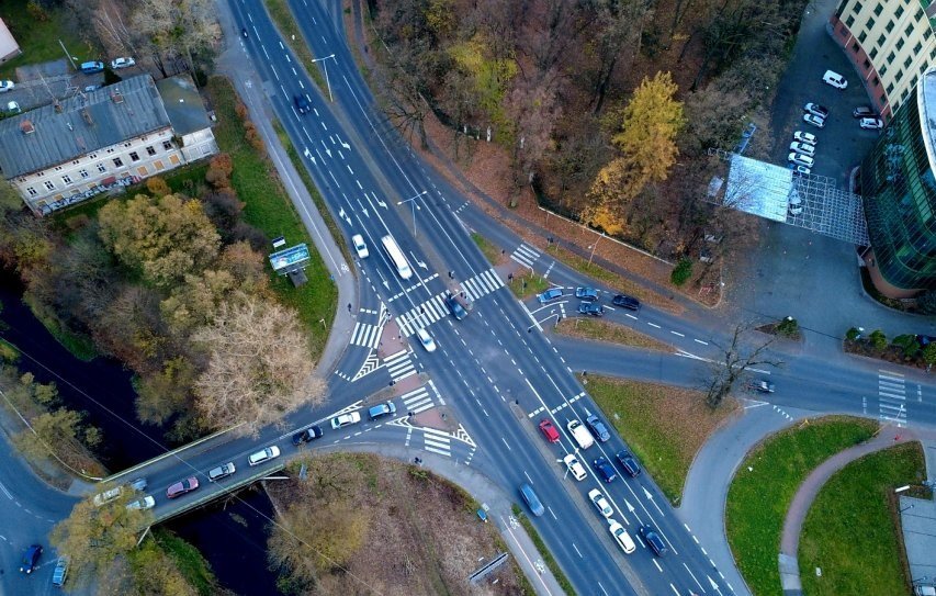 Dziewięć skrzyżowań do przebudowy, dłuższe lewoskręty i odseparują ruch. Ruszają prace za 21 mln zł - foto