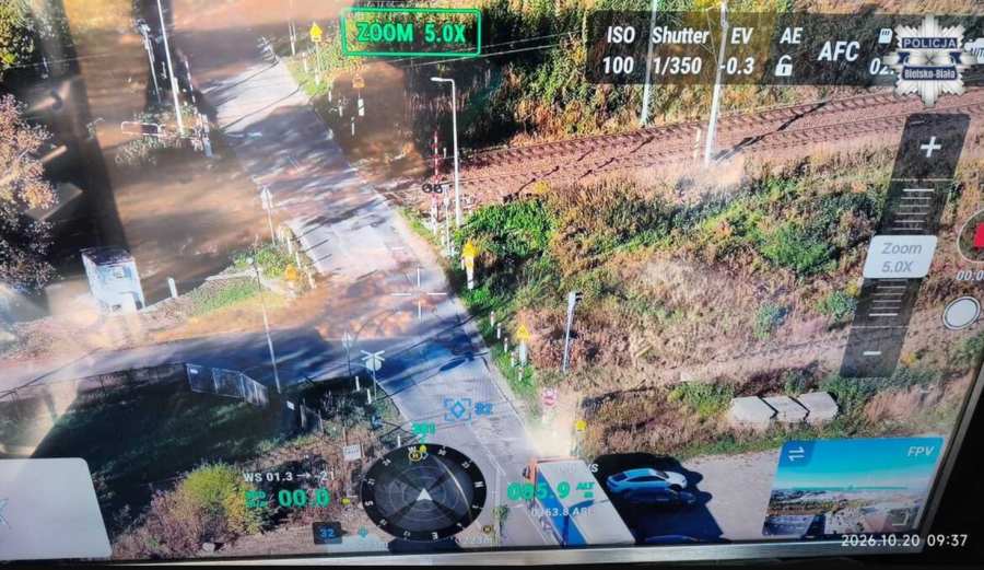 Dron nad przejazdami kolejowym. Bielscy policjanci odnotowali szereg wykroczeń - foto