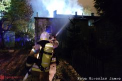 W ogniu ponownie stanął ten sam budynek. Osiem zastępów nocą walczyło z pożarem poddasza - foto