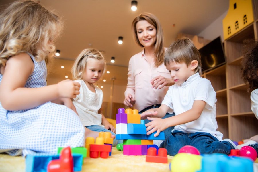 Czy metoda Montessori faktycznie sprawdza się w żłobku? Poznaj jej założenia!