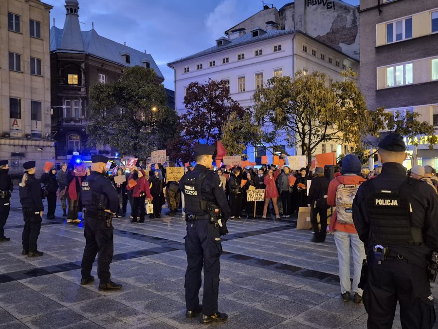 Głośne krzyki i skrajne emocje na placu Chrobrego. Policja odseparowała dwie manifestacje - foto
