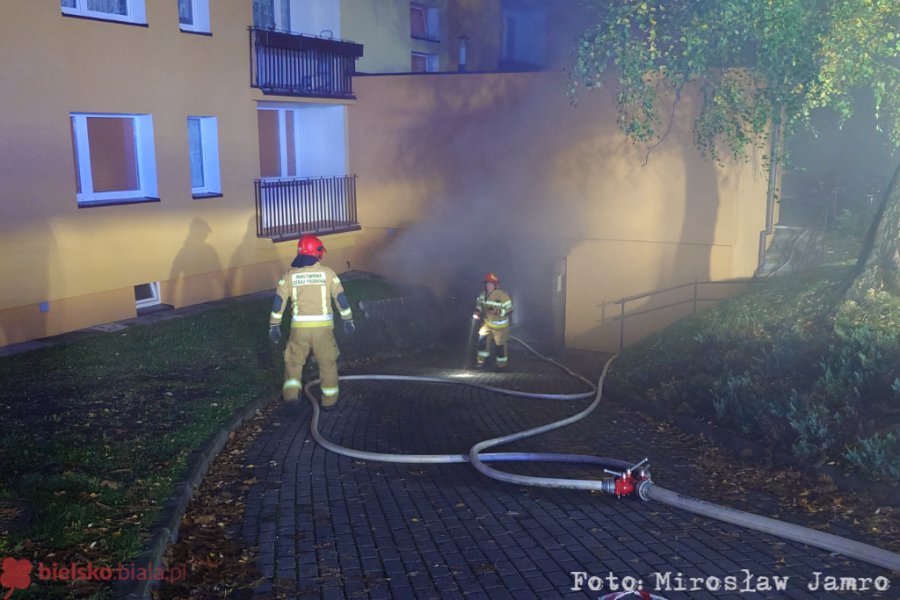 Z ostatniej chwili: Pożar w piwnicy wieżowca. Dwie osoby odwiezione do szpitala - foto