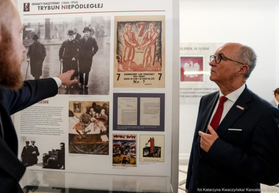 Druga osoba w państwie upamiętni wybitnego polityka. Potem odsłonią nową tablicę na placu - foto