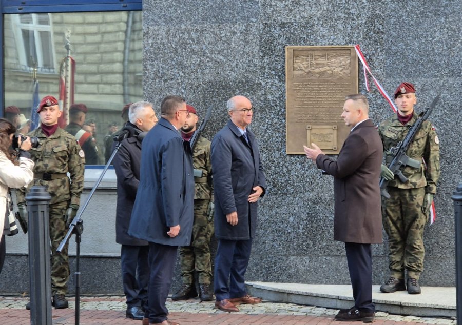 Marszałek Sejmu odsłonił tablicę. „Prawdziwą miarą rozwoju jest to, jak troszczymy się o ludzi” - foto