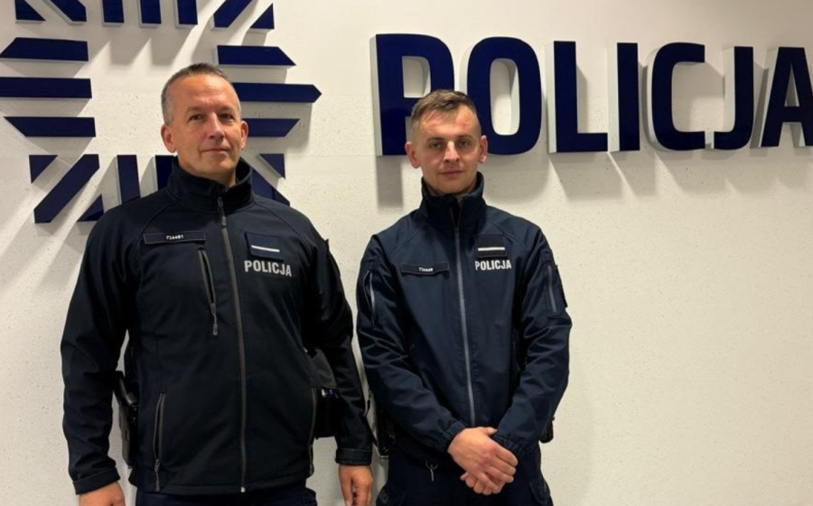 Nie kalkulowali, ruszyli do płonącego budynku. To bohaterowie, którzy wynieśli człowieka z pożaru - foto