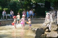 Brudna woda w fontannach