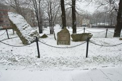 Pomnik ku pamięci szybownika, pilota doświadczalnego Stanisława Skrzydlewskiego /os. Polskich Skrzydeł