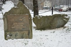 Pomnik ku pamięci szybownika, pilota doświadczalnego Stanisława Skrzydlewskiego /os. Polskich Skrzydeł