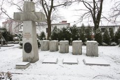 Pomnik upamiętniający zamordowanych w 1940 roku przez NKWD jeńców wojennych - oficerów WP i funkcjonariuszy Policji Polskiej - mieszkańców Podbeskidzia/cmentarz wojskowy na os. Wojska Polskiego