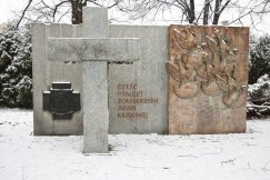 Pomnik ku czci żołnierzy Armii Krajowej/cmentarz wojskowy na os. Wojska Polskiego