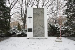 Pomnik ku czci żołnierzy poległych w czasie II wojny światowej/cmentarz wojskowy na os. Wojska Polskiego