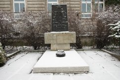 Pomnik ku czci żołnierzy  3. Pułku Strzelców Podhalańskich, 21. Pułku Artylerii Lekkiej i pododdziałów 21. DPG poległych i pomordowanych w walkach o wolność Ojczyzny oraz zmarłych i zaginionych w latach wojny/plac Zwycięstwa