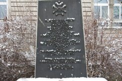 Pomnik ku czci żołnierzy  3. Pułku Strzelców Podhalańskich, 21. Pułku Artylerii Lekkiej i pododdziałów 21. DPG poległych i pomordowanych w walkach o wolność Ojczyzny oraz zmarłych i zaginionych w latach wojny/plac Zwycięstwa