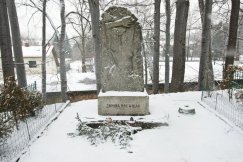 Pomnik upamiętniający miejsce zamordowania Janiny Drewniak, działaczki ZWM, która zginęłą z rąk  NSZ 24 lipca 1945 roku/ul. Chłodna