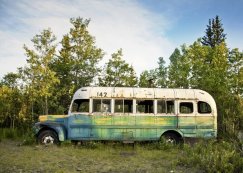 Stojący w dzikiej głuszy Magic Bus