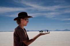 Na płaskiej jak stół słonej pustyni w Boliwii