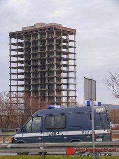 „Szkieletor” przez wiele lat górował nad miastem. Charakterystyczny budynek znaleźć można na wielu zdjęciach. Został zburzony w 2008. Tutaj do kompletu załapał się granatowy radiowóz. Styczeń 2005.
