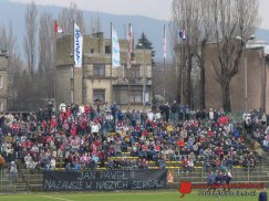 Kolejny mecz zdobywającego wtedy popularność TS Podbeskidzie. Tym razem zespół zmierzył się z gośćmi z Bełchatowa. Oprócz starego stadionu, zwraca uwagę transparent nawiązujący do śmierci Jana Pawła II.