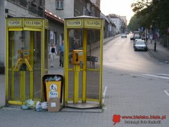 Wszędobylskie budki telefoniczne już na stałe zniknęły z krajobrazów miast. W Bielsku-Białej nie uchowała się prawdopodobnie już żadna. Ulica Cieszyńska, wrzesień 2005.