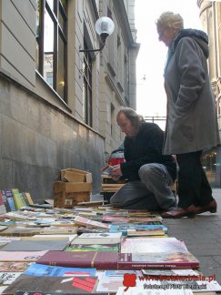 Widok bukinistów na ulicach jest już rzadkością, drobny handel uliczny prawie przestał istnieć. Ulica Przechód, listopad 2005.