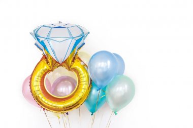 Okrągłe urodziny i rocznice - jakie dekoracje balonowe podkreślą wyjątkowość tych chwil?
