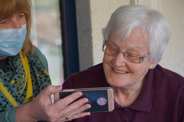 Jak wybrać odpowiedni telefon dla Seniora? Zobacz kompletny poradnik