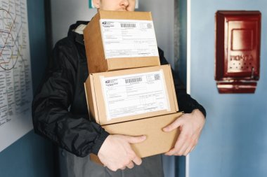 Szybkie, tanie i skuteczne pakowanie paczek – foliopaki kurierskie