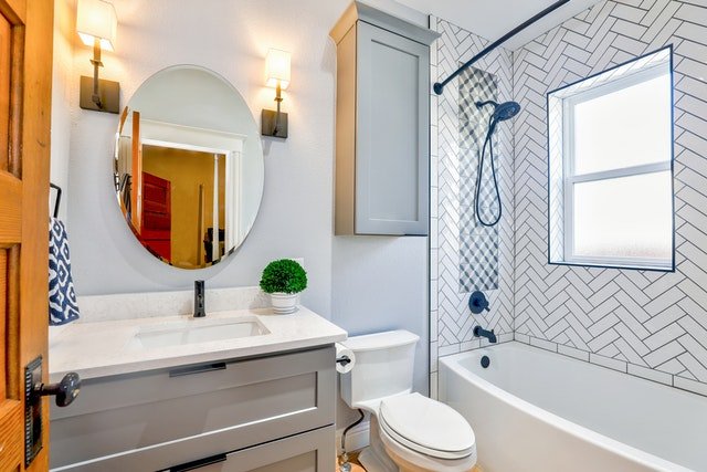Lustro łazienkowe - dlaczego jest niezbędne w każdym domu?
