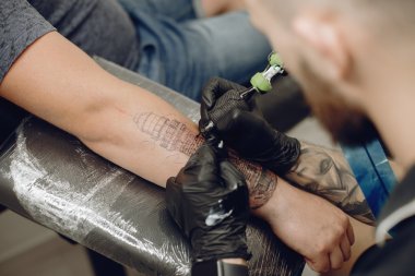Fotel do tatuażu – ułatwienie dla klienta czy tatuatora?