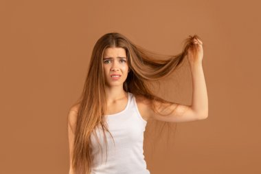 Jak radzić sobie z przesuszeniem włosów po rozjaśnianiu i czy można tego uniknąć?